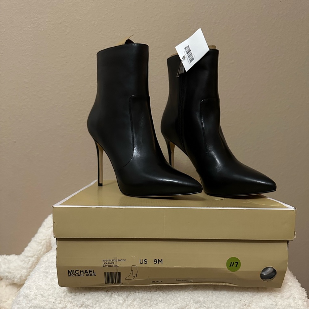 New Michael Kors Women's Rue Leather Ankle Bootie Black Size 9